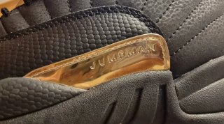 Air Jordan 12 Retro Negro y Dorado