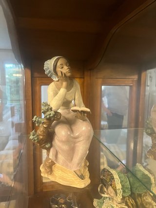 Lladró “Muchacha leyendo”