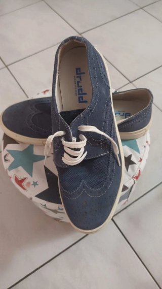 Sneakers uomo blu con lacci.