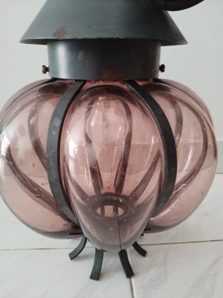 Lámpara forja jardín con tulipa redonda de cristal
