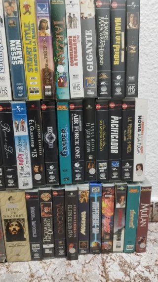 Regalo Colección películas VHS y Reproductor LG.
