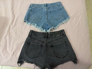 Pantalones cortos vaqueros desgastados