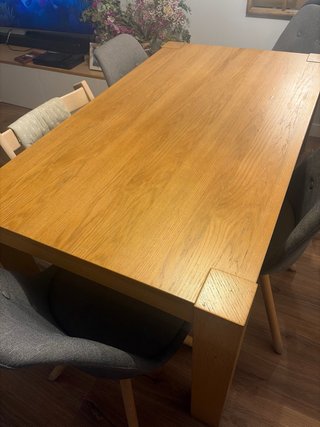 Mesa de comedor de madera