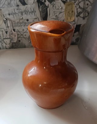 Jarra de barro marrón botijo
