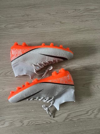 Botas de fútbol en buen estado
