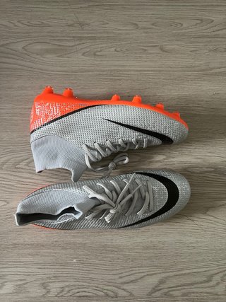Botas de fútbol en buen estado