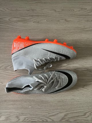 Botas de fútbol en buen estado