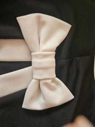 Vestido elegante negro con lazo blanco