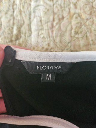 Vestido elegante negro con lazo blanco