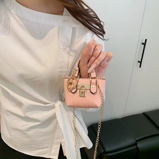 Mini Bolso Marrón con Cadena Dorada