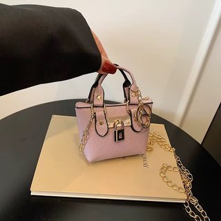 Mini Bolso Marrón con Cadena Dorada