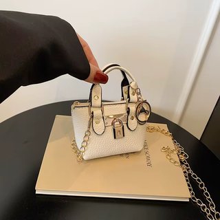 Mini Bolso Marrón con Cadena Dorada