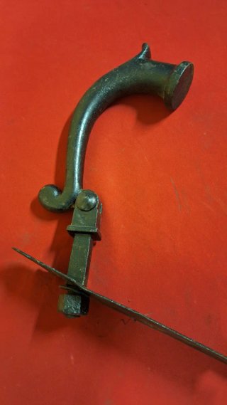 Antiguo llamador/aldaba de hierro forjado