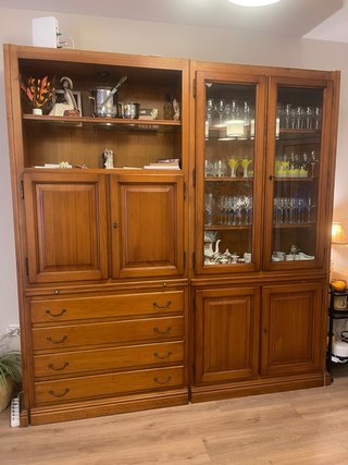 Mueble de salón de madera y cristal