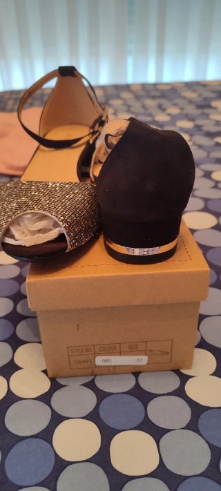 Sandalias negras con brillos