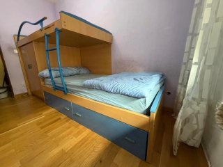 Cama alta con armario y cajones