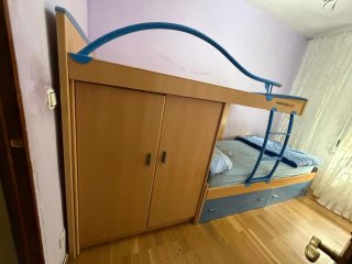 Cama alta con armario y cajones