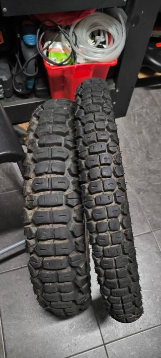 Juego de neumáticos de moto trail marca Helios