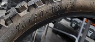Juego de neumáticos de moto trail marca Helios
