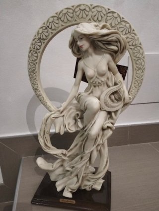 Statua donna con lira