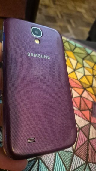 Samsung Galaxy S4 morado con funda