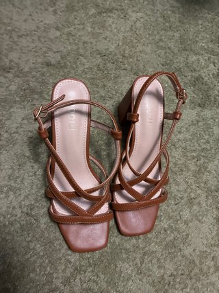Sandalias de tacón marrones