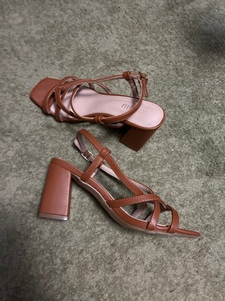 Sandalias de tacón marrones