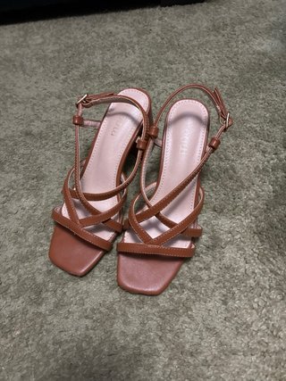 Sandalias de tacón marrones