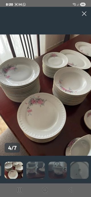 Vajilla de porcelana con flores rosas