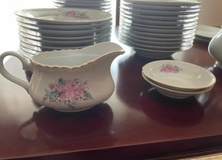 Vajilla de porcelana con flores rosas