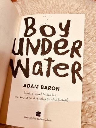 (+9 años) Boy Underwater (en Ingles)