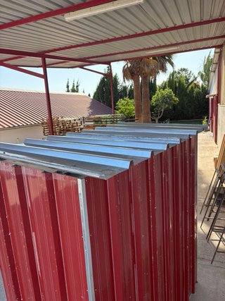 Caseta Metálica Nueva Gris y Roja