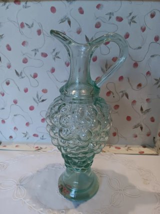 Jarra de cristal con diseño de racimo de uvas