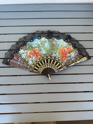 Leque decorativo floral com renda preta