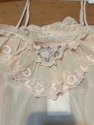 Top rosa con volantes y encaje