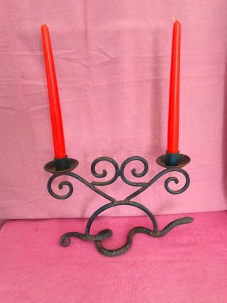 Candelabro de ferro forjado com 2 velas