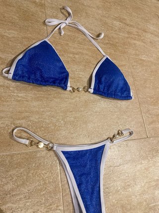 Bikini azul con detalles dorados