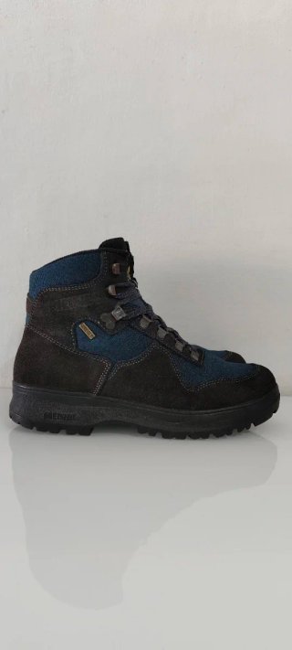 Botas de montaña Meindl negras y azules