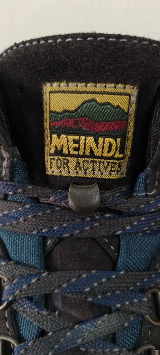 Botas de montaña Meindl negras y azules