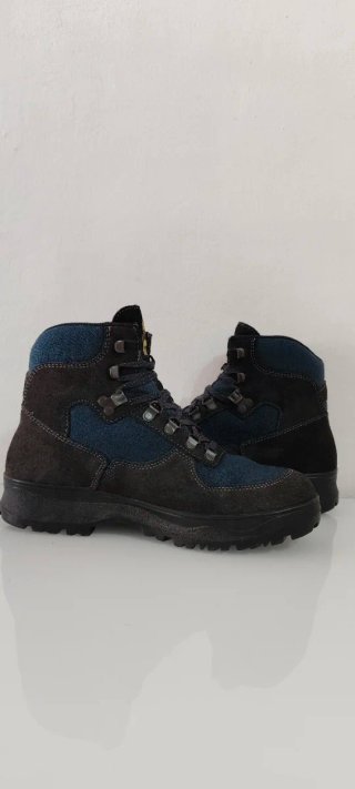 Botas de montaña Meindl negras y azules