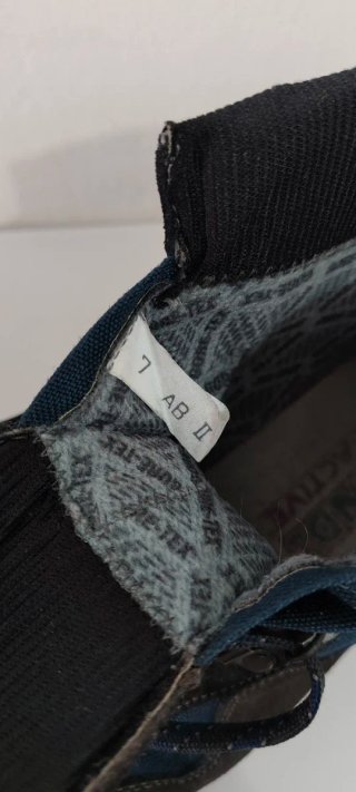 Botas de montaña Meindl negras y azules
