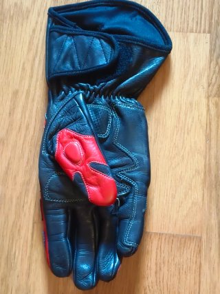 Guantes de moto Tunik piel negros y rojos.