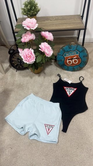 Conjunto Guess: Top Negro y Shorts Verdes