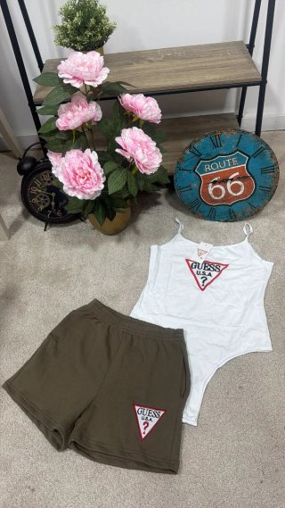 Conjunto Guess: Top Negro y Shorts Verdes