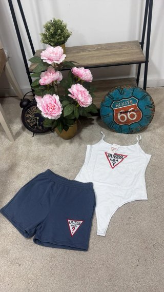 Conjunto Guess: Top Negro y Shorts Verdes