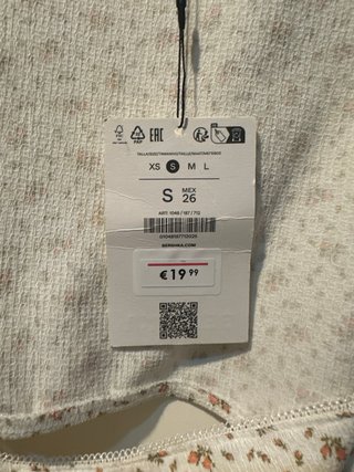 Vestido Bershka flores escote cuadrado con etiquet