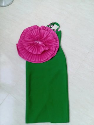 Vestido de fiesta con flor rosa escucho ofertas