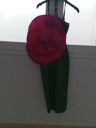 Vestido de fiesta con flor rosa escucho ofertas