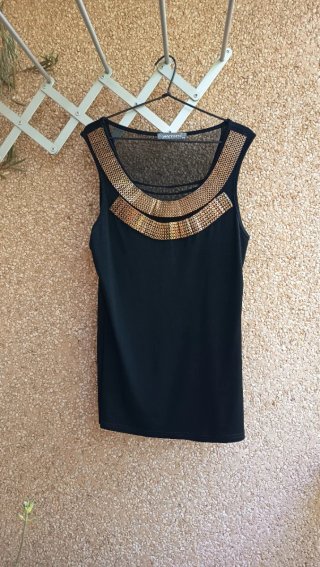 Blusa negra con detalles dorados y espalda origina