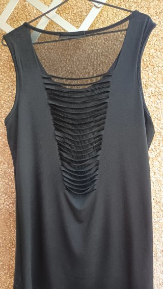 Blusa negra con detalles dorados y espalda origina